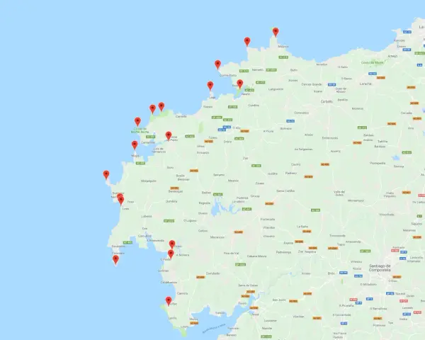 Ruta en coche por la Costa da Morte, con puntos de interés marcados en el mapa.