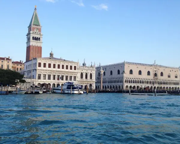 Vista del Gran Canal de Venecia con el Palacio Ducal y el Campanario. Ideal para tu Venezia unica city pass.