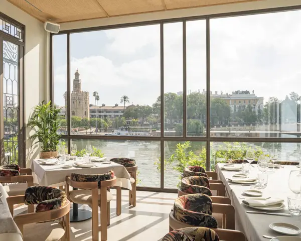 Mesas puestas con vistas a la Torre del Oro. Un lugar ideal donde comer en Sevilla.