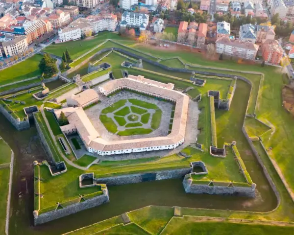 Fortaleza de Jaca, un impresionante ejemplo de arquitectura militar, es un lugar clave que ver en Jaca. Sus fosos y bastiones forman una estrella.