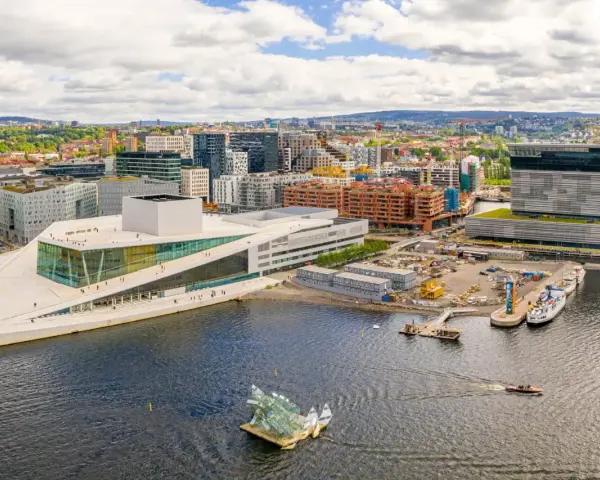 Vista aérea de la Ópera de Oslo y el moderno distrito de Bjørvika. ¡Perfecto para saber qué ver en Oslo en 1 día!