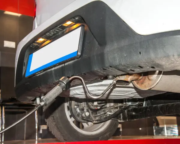 Sonda conectada al tubo de escape para comprobar emisiones coche.