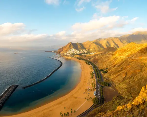 Playa de Las Teresitas, Tenerife. Un plan perfecto para saber qué ver en Tenerife en una semana, con su arena dorada y montañas al atardecer.