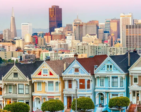 Las Pintadas Damas de San Francisco, un ícono que ver en San Francisco, con el skyline de la ciudad al fondo.