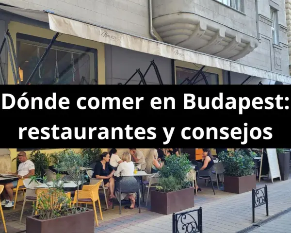 Gente disfrutando de una comida en un restaurante al aire libre en Budapest. El texto dice "Dónde comer en Budapest: restaurantes y consejos".