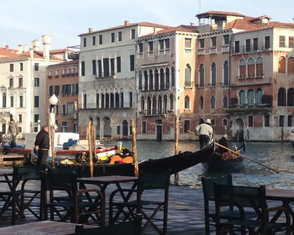 Un paseo en góndola es perfecto para tu plan de Venecia en 3 días. Edificios históricos y canales te esperan.