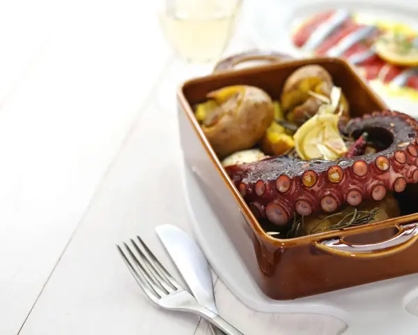 Pulpo asado con patatas y limón, una delicia para saber donde comer en Guimarães.