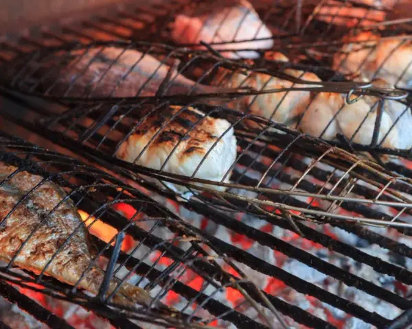 Pescado a la parrilla, una delicia para comer en Getaria. Las brasas dan un toque ahumado perfecto.