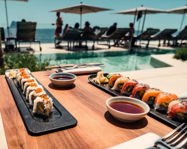 Delicioso sushi junto a la piscina, ideal para saber donde comer en Ibiza. Disfruta de la vista y el sabor.