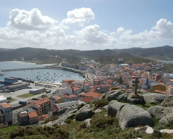 Vista panorámica de Muxía, con su puerto y casas de tejados rojos. Un lugar perfecto para comer y disfrutar del paisaje.