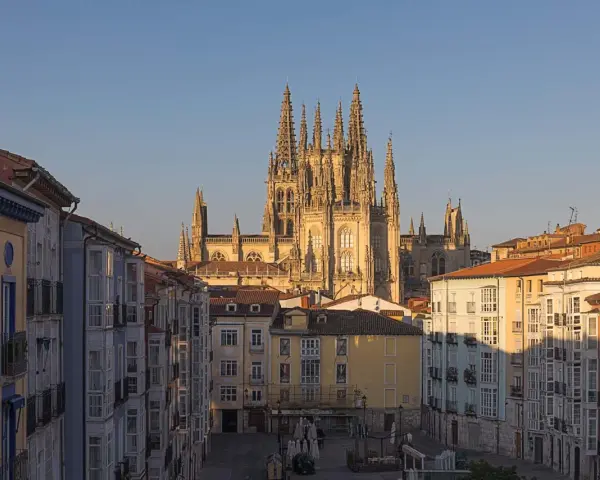 La majestuosa Catedral de Burgos se alza tras una plaza con edificios de balcones, un lugar imprescindible que ver en Burgos.