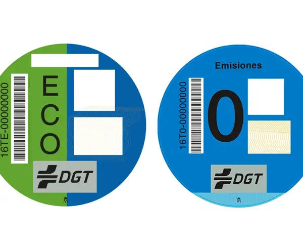 Diferencia entre etiqueta eco y cero emisiones: la ECO es verde/azul, la CERO es azul. Ambas tienen códigos y el logo DGT.