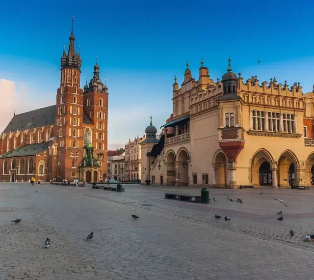 Plaza de Cracovia con la Basílica de Santa María y la Lonja de los Paños. Ideal para excursiones en Krakow.