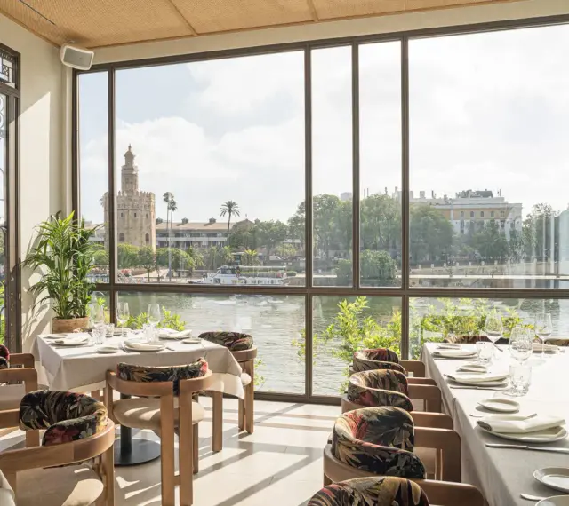 Mesas puestas con vistas a la Torre del Oro. Un lugar ideal donde comer en Sevilla.