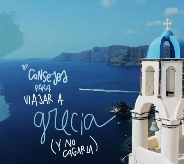 Consejos para viajar a Grecia y disfrutar de sus islas. Vista de Santorini con iglesia blanca y cúpula azul sobre el mar Egeo.