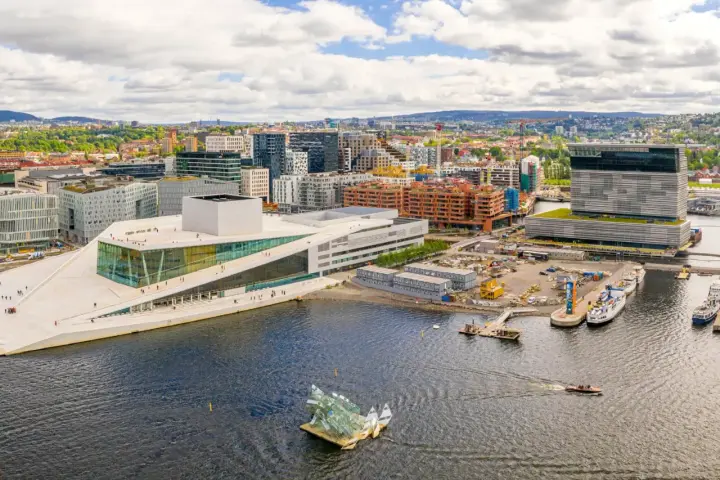 Vista aérea de la Ópera de Oslo y el moderno distrito de Bjørvika. ¡Perfecto para saber qué ver en Oslo en 1 día!