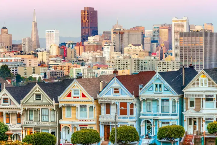 Las Pintadas Damas de San Francisco, un ícono que ver en San Francisco, con el skyline de la ciudad al fondo.