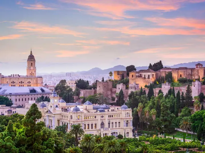 Atardecer sobre Málaga: la Alcazaba, la Catedral y edificios históricos. ¡Ideas para que ver en Málaga en 2 días!