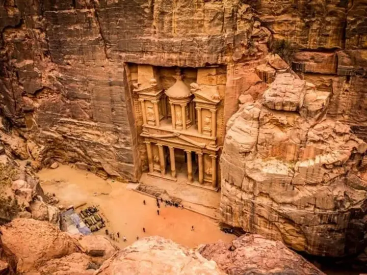 El Tesoro de Petra, tallado en roca, es una maravilla. Viajar a Jordania es seguro y te permite explorar esta joya histórica.