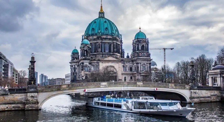 Crucero por el río Spree con el Berliner Dom de fondo. Una vista icónica para saber qué ver en Berlín en 4 días.