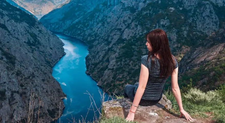 Mujer contempla el cañón del Sil, un paisaje impresionante de Ribeira Sacra que ver.