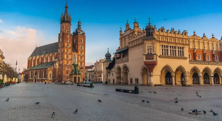 Plaza de Cracovia con la Basílica de Santa María y la Lonja de los Paños. Ideal para excursiones en Krakow.