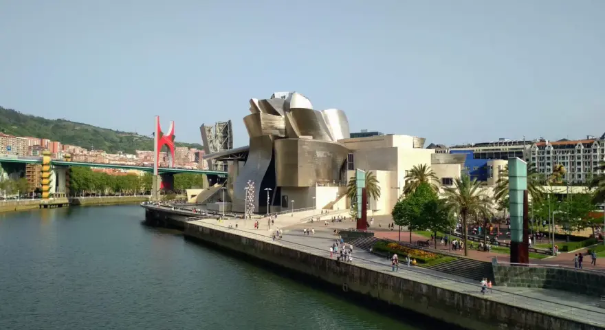 Museo Guggenheim y el puente rojo, un plan perfecto que ver en Bilbao en 1 día.