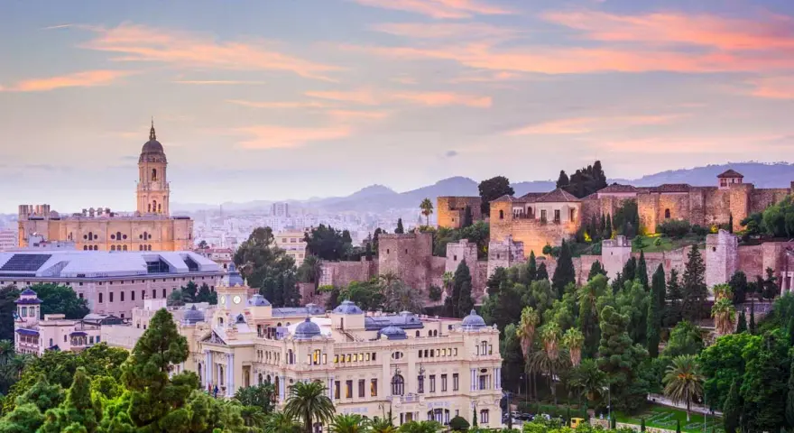 Atardecer sobre Málaga: la Alcazaba, la Catedral y edificios históricos. ¡Ideas para que ver en Málaga en 2 días!
