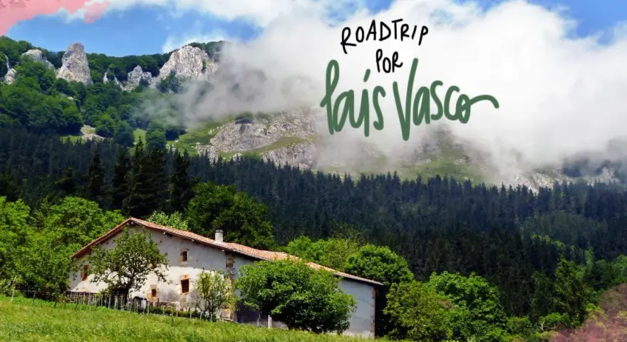 Un caserío vasco rodeado de verde, con montañas neblinosas al fondo. ¡Ideal para un roadtrip por País Vasco en 5 días!