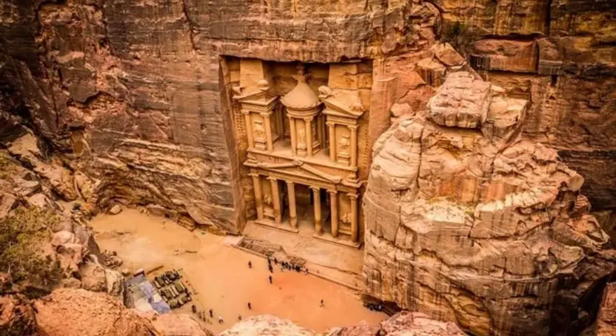El Tesoro de Petra, tallado en roca, es una maravilla. Viajar a Jordania es seguro y te permite explorar esta joya histórica.