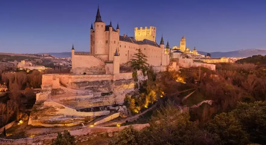 Impresionante Alcázar de Segovia al atardecer. Un lugar mágico que ver en Segovia en un día, con su silueta sobre el paisaje.
