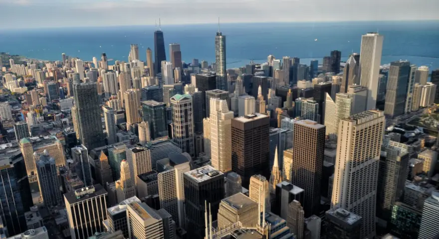 Vista aérea de Chicago, ideal para planificar qué ver en Chicago en 3 días. Rascacielos y el lago Míchigan.