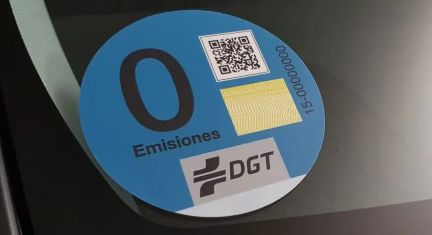 Pegatina de "0 Emisiones" de la DGT, distintivo para coches cero emisiones.