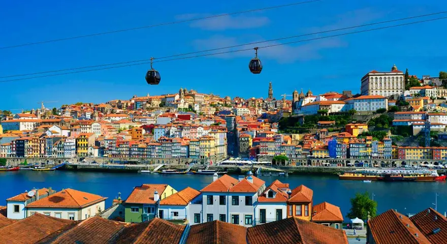 Teleférico sobre el río Duero, con vistas a las coloridas casas de Oporto. ¡Un viaje inolvidable a Oporto!