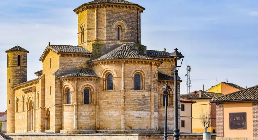 Iglesia románica de San Miguel de Arlanza, un tesoro que ver en Palencia. Su torre y ábsides son impresionantes.
