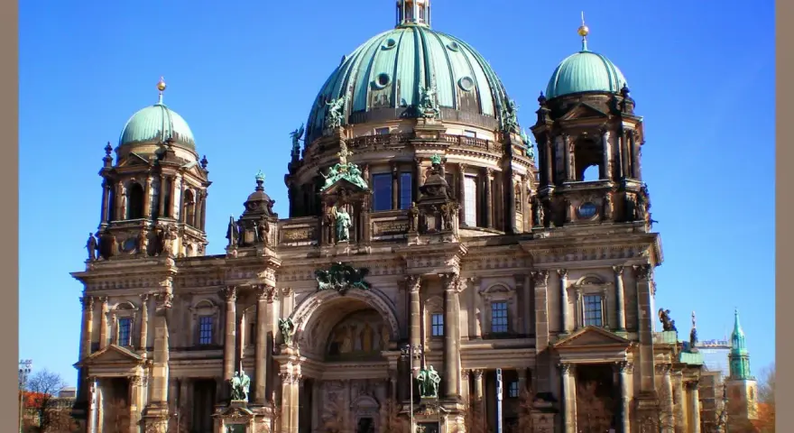 Imponente Catedral de Berlín, un lugar clave que ver en Berlín en 3 días. Gente pasea frente a su fachada.