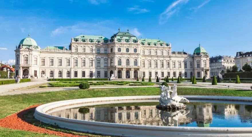 Palacio Belvedere, ideal para tu itinerario de qué ver en Viena en 3 días. Fuente con escultura y jardines cuidados.