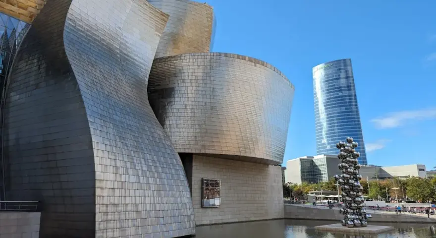 Museo Guggenheim Bilbao, un ícono para saber qué ver en Bilbao en 2 días. Reflejos metálicos y escultura moderna.