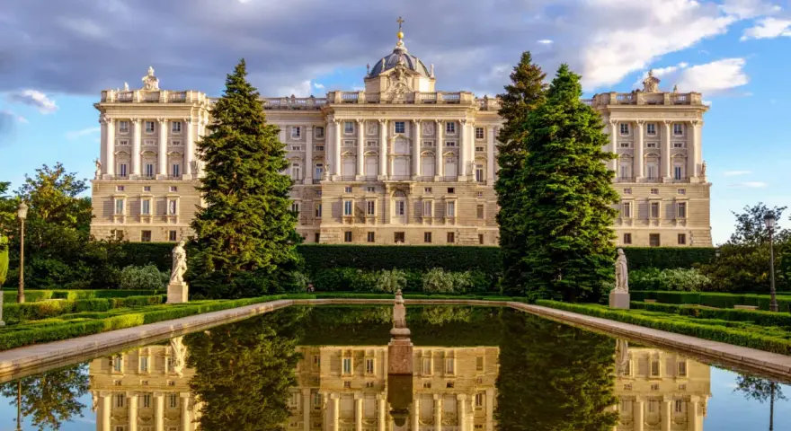 Palacio Real de Madrid reflejado en un estanque, un lugar imprescindible que ver en Madrid.