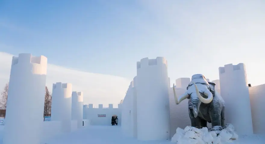 Castillo de nieve con un mamut, una atracción para ver en Finlandia.