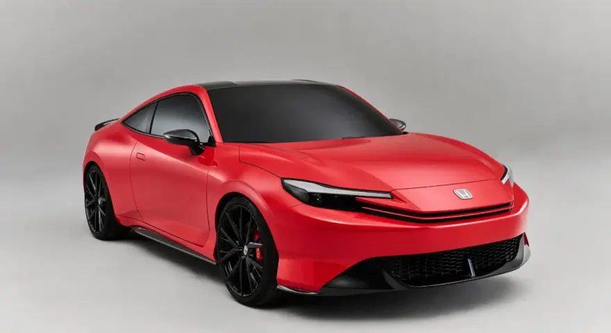 Coche deportivo rojo con techo negro, llantas negras y pinzas rojas. Los coches híbridos son automáticos, ofreciendo una conducción suave y eficiente.