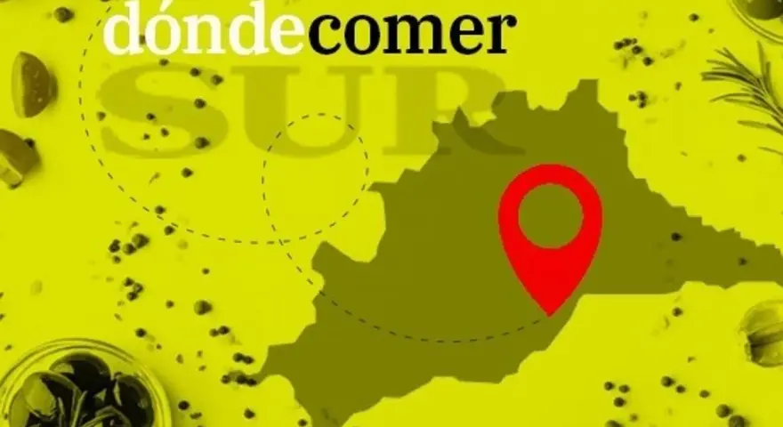 Mapa de Málaga con un pin rojo, indicando dónde comer en Frigiliana. Ingredientes como aceitunas y romero rodean el diseño.