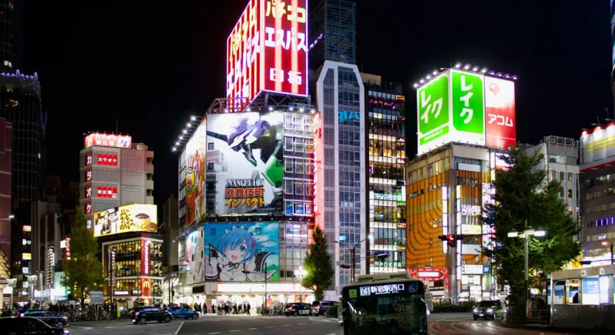 Noche vibrante en Tokio, con luces de neón y anuncios de anime. Ideal para saber qué ver en Tokio en 3 días.