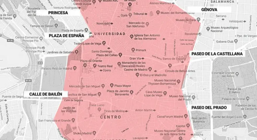 Mapa de Madrid con el zbe distrito centro resaltado en rosa, mostrando puntos de interés como Plaza de España, Palacio Real y Museo del Prado.