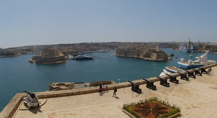 Vista del puerto de Malta con cañones históricos. ¿Cuántos días ir a Malta? ¡Este lugar inspira una visita larga!