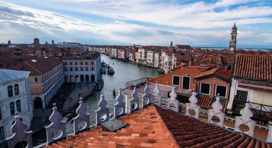 Vista aérea de Venecia con el Gran Canal. Edificios históricos y tejados rojos. Ideal para saber dónde comer en Venecia.