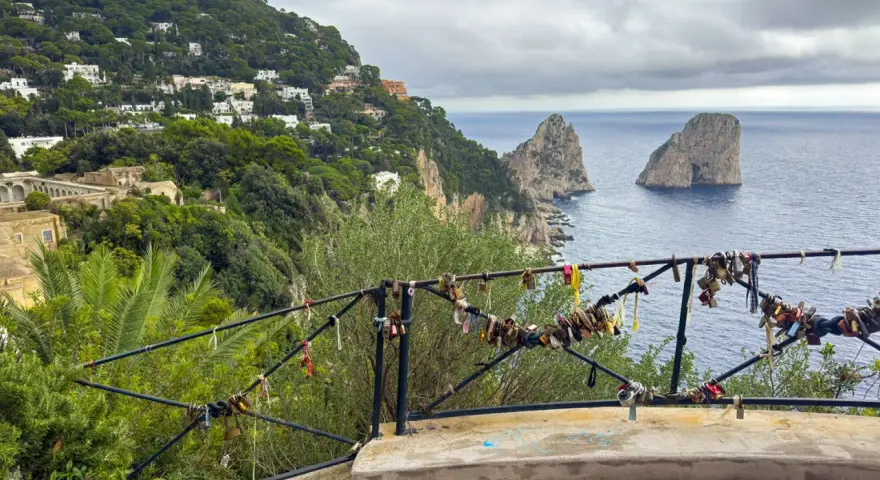Vista de los Faraglioni, un clásico que ver en Capri. El balcón está adornado con candados de amor.
