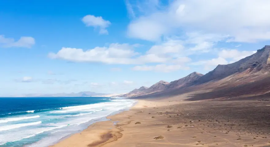 Costa salvaje con montañas y mar azul. ¡Ideas para que ver en Fuerteventura en 5 días!
