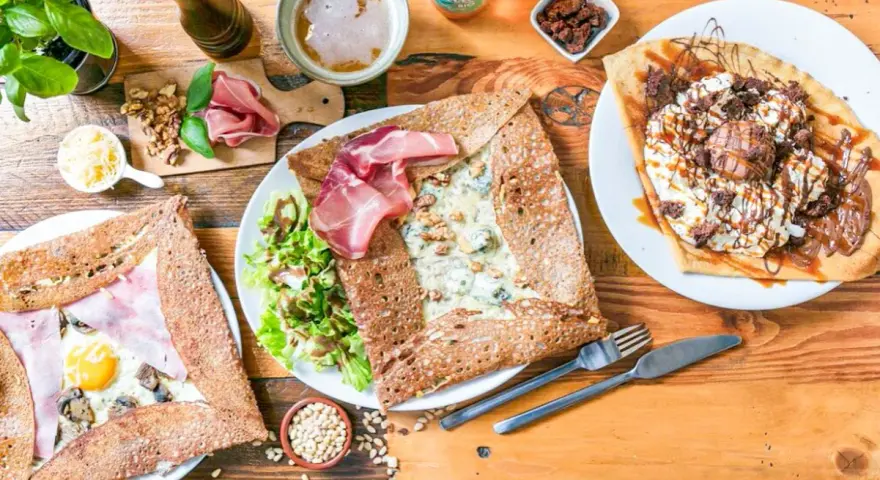Deliciosas crepas saladas y dulces, perfectas para saber dónde comer en París. Una opción para cada gusto.