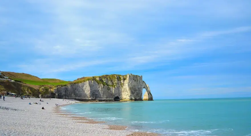 Acantilados impresionantes y playa de guijarros en Étretat, un lugar imperdible que ver en Normandía.
